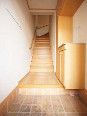 【玄関】 | グレイスハイツＡ | 1階玄関！たくさん収納できるシューズボックスが付いています♪