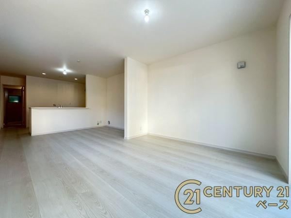 リーブルガーデン田部町 １号棟 ／新築一戸建の居間・リビング|■現地撮影写真■ご家族でくつろいでいただける広々したリビングです！