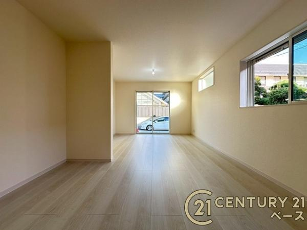 リーブルガーデン田部町 １号棟 ／新築一戸建の居間・リビング|■現地撮影写真■窓ガラスは紫外線７６％カットで安心のLOW-Eペアガラスを採用！結露防止にも効果的です！