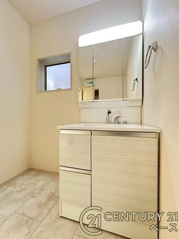 リーブルガーデン田部町 １号棟 ／新築一戸建の独立洗面台|■現地撮影写真■忙しい朝にも役立つゆったりとした広さの快適な洗面スペースです！