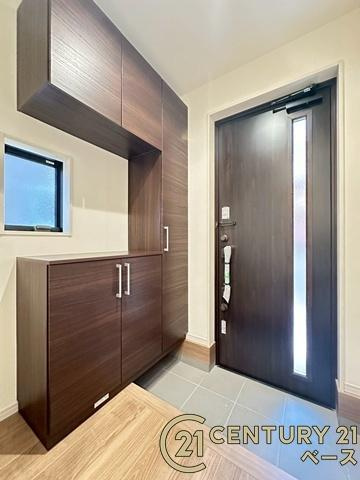 リーブルガーデン田部町 ２号棟 ／新築一戸建の玄関|■現地撮影写真■すっきりとした明るい玄関が家族やお客様を迎えてくれます！