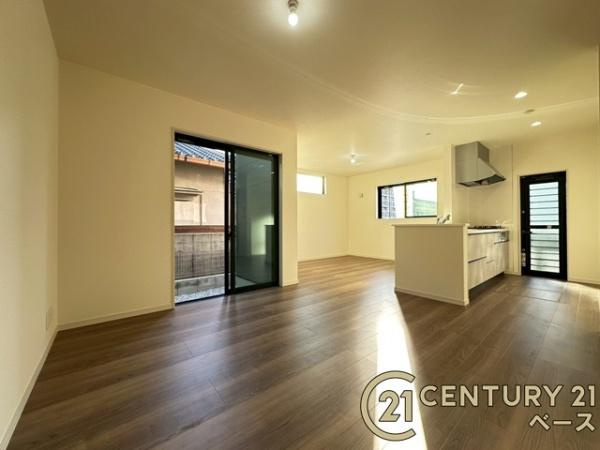 リーブルガーデン田部町 ２号棟 ／新築一戸建の居間・リビング|■現地撮影写真■窓ガラスは紫外線７６％カットで安心のLOW-Eペアガラスを採用！結露防止にも効果的です！