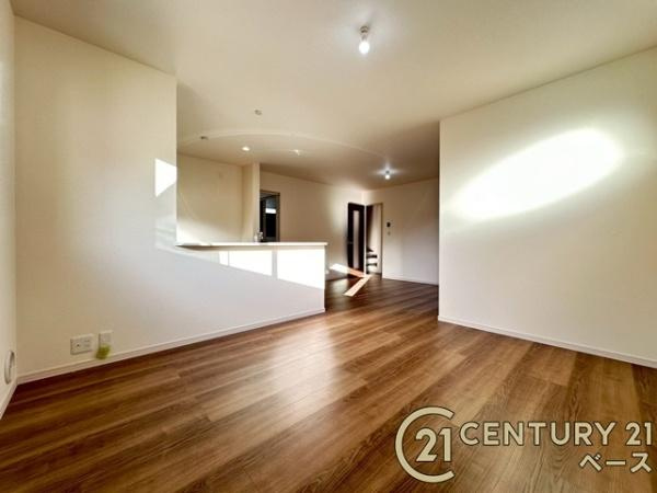 リーブルガーデン田部町 ２号棟 ／新築一戸建の居間・リビング|■現地撮影写真■ご家族でくつろいでいただける広々したリビングです！