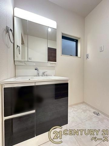リーブルガーデン田部町 ２号棟 ／新築一戸建の独立洗面台|■現地撮影写真■忙しい朝にも役立つゆったりとした広さの快適な洗面スペースです！