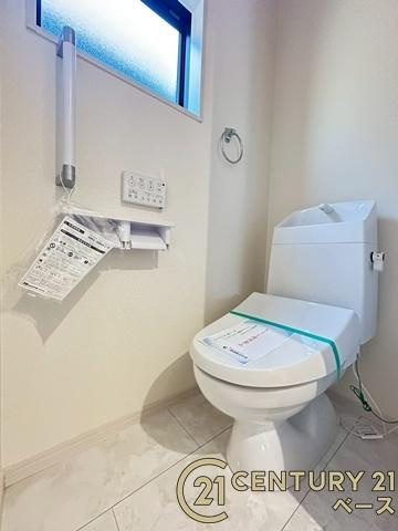 リーブルガーデン田部町 ２号棟 ／新築一戸建のトイレ|■現地撮影写真■１・２階ともに清潔感ある綺麗なお手洗を完備！