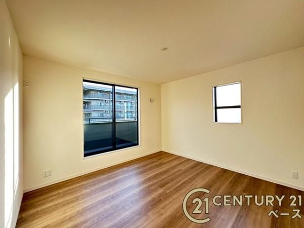 リーブルガーデン田部町 ２号棟 ／新築一戸建の寝室|■現地撮影写真■開放感のある広々した主寝室！他に洋室が２部屋ございます！