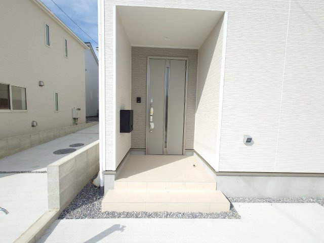 ♥♥糸満市宇江城第2-4号棟（全5棟）の玄関