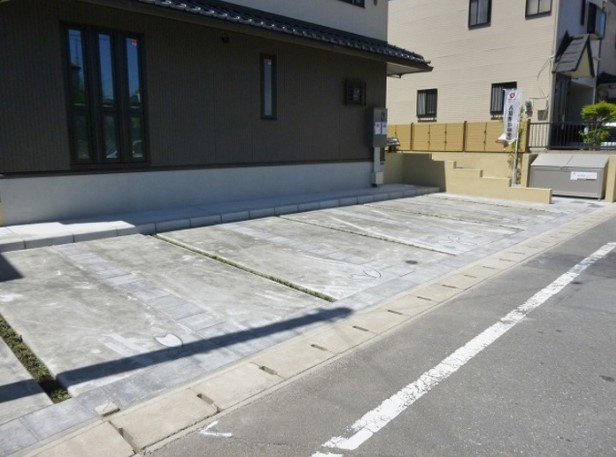 クレアーレ弐番館の駐車場
