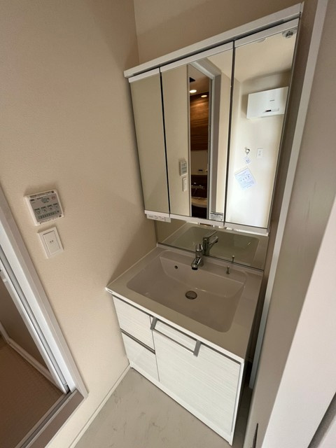 HEBEL　MAISON　久我山の洗面所|★3面鏡の裏側は収納が可能です★