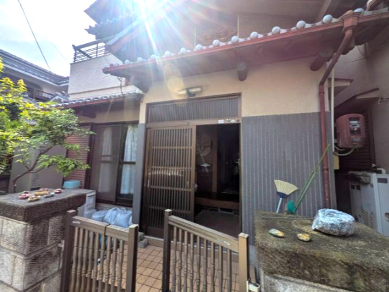 和泉市寺門町1丁目戸建の玄関