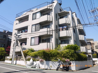 【外観】 | モダンでスタイリッシュな印象を与えるグレーを基調とした外観。