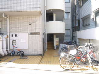 【エントランス】 | タイル調のエントランス内となります。