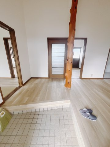 【中古戸建】前橋市後閑町の玄関|■玄関｜毎日の「いってらっしゃい」や「お帰りなさい」を大切なご家族と過ごす玄関は〈使いやすさ〉を追求しております。