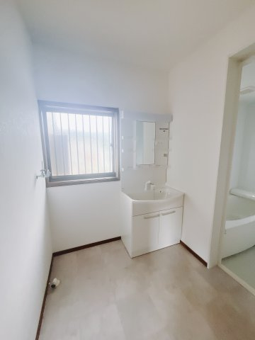 【中古戸建】前橋市後閑町の独立洗面台|■洗面室｜洗濯機を置いてもゆとりある広さの洗面脱衣室です♪三面鏡の洗面化粧台なので身支度もしやすくおしゃれが好きな方にも嬉しい設計です♪窓があるので換気の際も楽ちんです♪