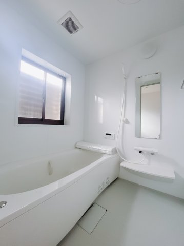 【中古戸建】前橋市後閑町の浴室|■浴室｜デザイン性に優れた浴室♪1日の疲れを癒す、ゆったりとしたバスタイムをぜひお過ごしください(*＾＾*)大きな窓付きで嬉しい♪