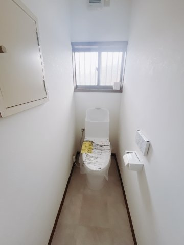 【中古戸建】前橋市後閑町のトイレ|■トイレ｜窓付きのトイレにあっています。常に換気もできて綺麗を保てますね♪