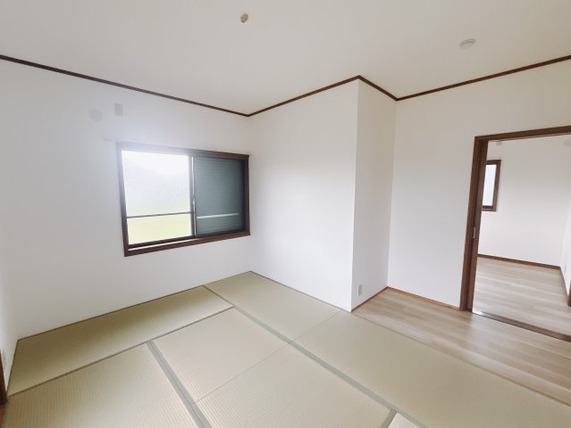 【中古戸建】前橋市後閑町の和室|■和室｜意外と場所をとるアイロンがけや、お洗濯物を畳むときにも広々と使うことができ、ちょっと一休みしたいとき、すぐに横になれるのも魅力です♪