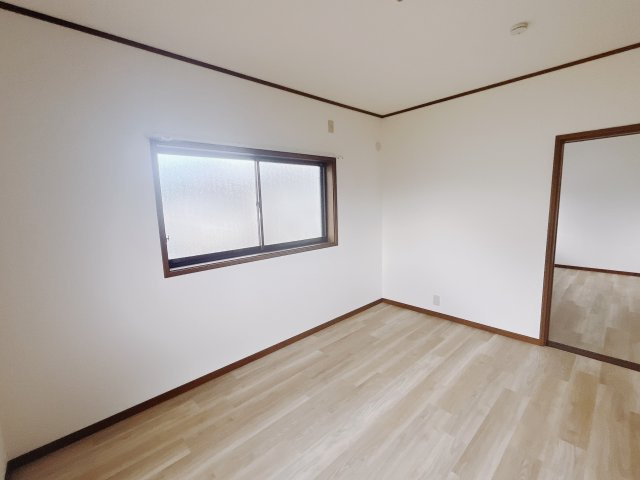 【中古戸建】前橋市後閑町の洋室|■洋室｜洋室には大きな窓をご用意しています。日中はあたたかな日差し差し込み自分時間も充実できますね＾＾