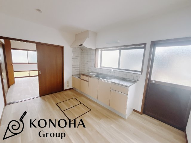 【中古戸建】前橋市後閑町のキッチン|■キッチン｜ワークトップの幅が広く、お子様といっしょにお料理をつくったり、ちょっとしたパーティーも楽しめます。フラットなのでお掃除がしやすいのもポイントです♪