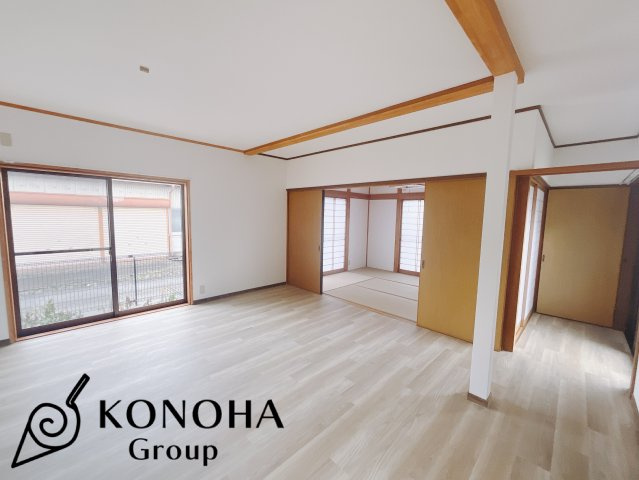 【中古戸建】前橋市後閑町の洋室|■洋室｜落ち着きのある表情を見せるお部屋。太陽の光がたっぷり差し込むリビングは、自然とご家族が集まる居心地の良い空間です。