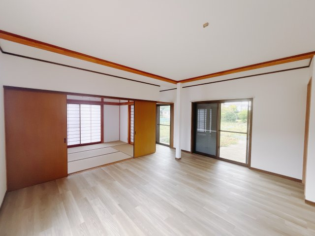 【中古戸建】前橋市後閑町の洋室|■洋室｜窓から射し込む陽射しが縦横に広がり、あたたかな空間を形作ります♪木目のきれいなフローリングとシンプルな壁紙は、一日中家に居ても飽きることなく過ごすことができる素敵な空間です♪
