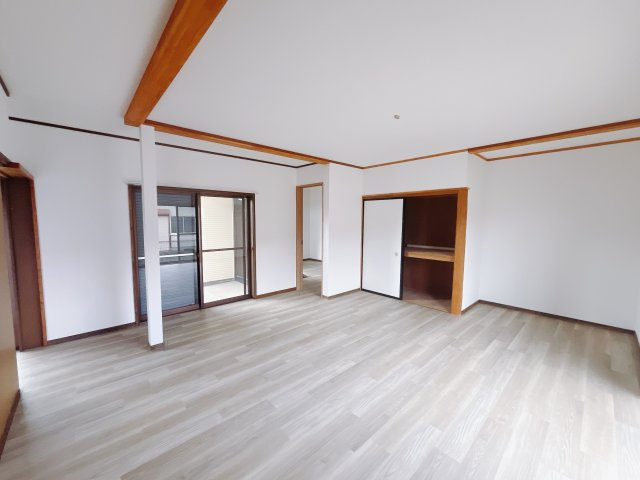 【中古戸建】前橋市後閑町の洋室|■洋室｜木製で懐かしさのある家具やアンティーク調の小物に囲まれてレコードを流したり小説を読んだり…そんな心ときめく暮らしをしませんか？