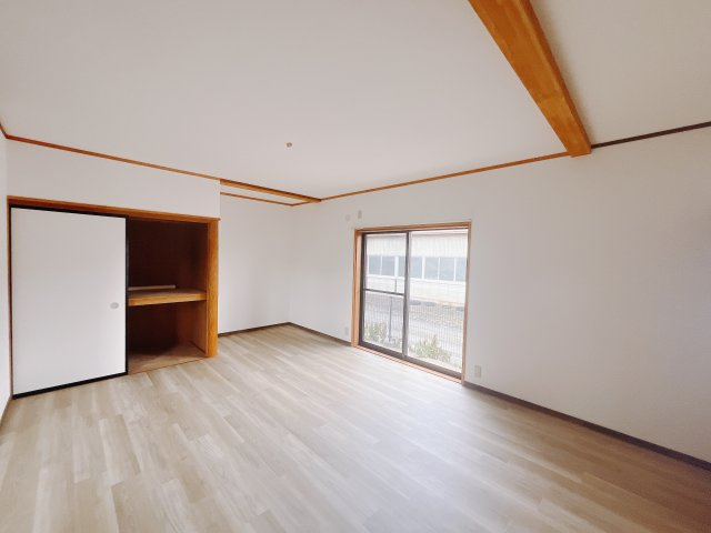 【中古戸建】前橋市後閑町の洋室|■洋室｜大きい窓からあたたかいたっぷりの光が入ります♪開放的な空間で毎日をもっと快適に(*＾＾*)