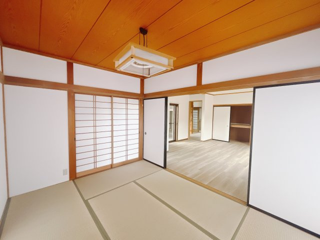 【中古戸建】前橋市後閑町の和室|■1階和室｜「続き間の和室」は子育て世代にこそ適しています。お子様のお昼寝スペースや、洗濯物をたたむのに便利です。