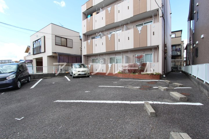 アーバンライフKの駐車場