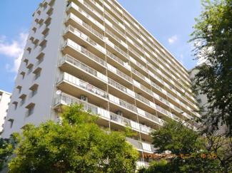 【外観】 | モダンでスタイリッシュな印象を与えるグレーを基調とした外観。