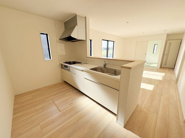 新築戸建・建売　郡山市田村町金屋字上川原　CRADLE GARDEN　全4棟のキッチン|明るいホワイトトーンの対面式キッチンで、料理中もリビングの様子が見えて安心です♪