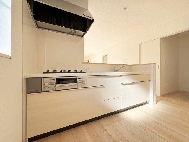 新築戸建・建売　郡山市田村町金屋字上川原　CRADLE GARDEN　全4棟のキッチン|3口コンロなのでご飯を作りながらお弁当のおかずも作れて便利！