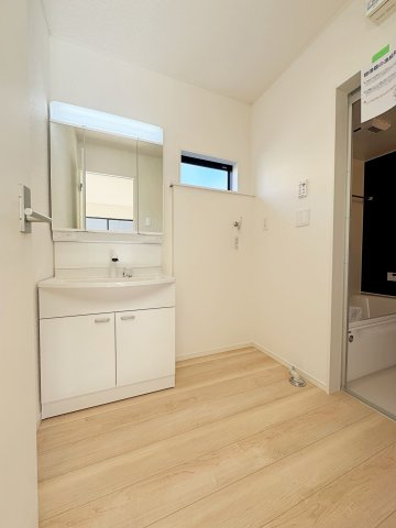 新築戸建・建売　郡山市田村町金屋字上川原　CRADLE GARDEN　全4棟の独立洗面台|三面鏡タイプの独立洗面台で、身だしなみチェックも収納力も◎洗面まわりもすっきり清潔に保てます！