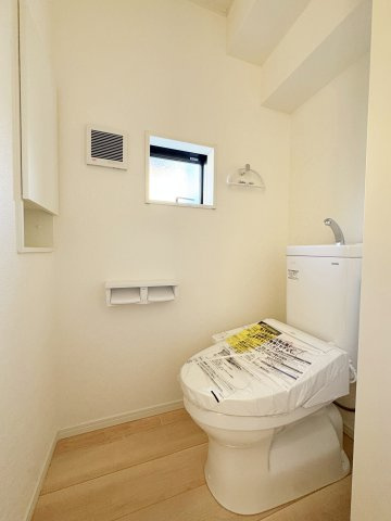 新築戸建・建売　郡山市田村町金屋字上川原　CRADLE GARDEN　全4棟のトイレ|小窓付きで自然光が入る明るくて爽やかなトイレ空間です！