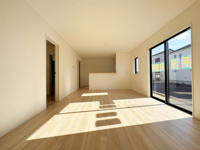 新築戸建・建売　郡山市田村町金屋字上川原　CRADLE GARDEN　全4棟の居間・リビング|ホワイトを基調とした明るく開放的なLDKです！