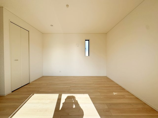 新築戸建・建売　郡山市田村町金屋字上川原　CRADLE GARDEN　全4棟の洋室|2面採光で明るい洋室です！ホワイト基調の爽やか空間からインナーバルコニーにも出られます♪