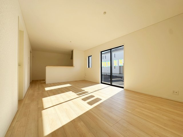 新築戸建・建売　郡山市田村町金屋字上川原　CRADLE GARDEN　全4棟の居間・リビング|ダイニングには大きな窓があり明るい陽射しが差し込む開放的で心地よい空間です！