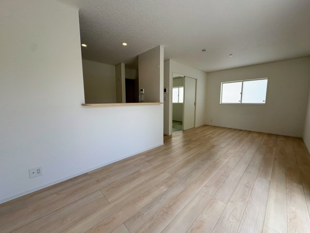 クレイドルガーデン糸満市宇江城 第2・3号棟の居間・リビング|二面採光で明るく広々としたLDK16.2帖・対面キッチン+洋風和室4.5帖