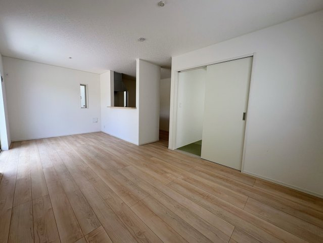 クレイドルガーデン糸満市宇江城 第2・3号棟の居間・リビング|二面採光で明るく広々としたLDK16.2帖・対面キッチン+洋風和室4.5帖