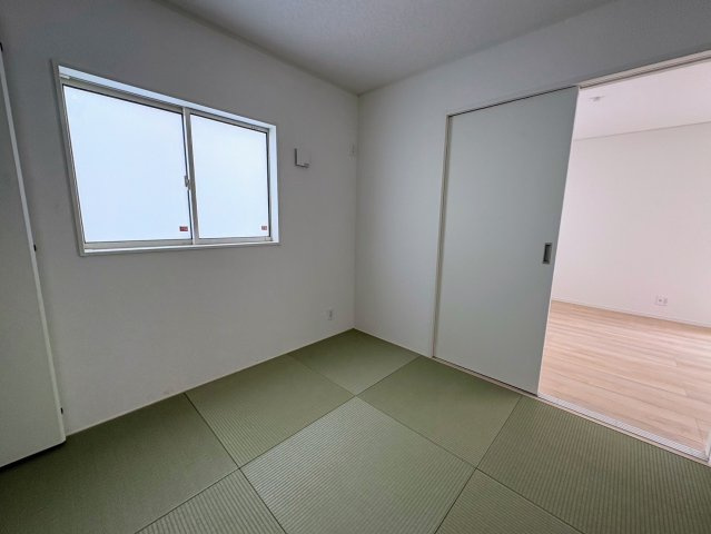 クレイドルガーデン糸満市宇江城 第2・3号棟の和室|リビングに隣接する洋風和室4.5帖