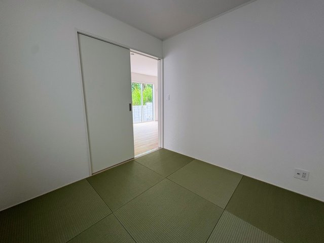 クレイドルガーデン糸満市宇江城 第2・3号棟の和室|リビングに隣接する洋風和室4.5帖