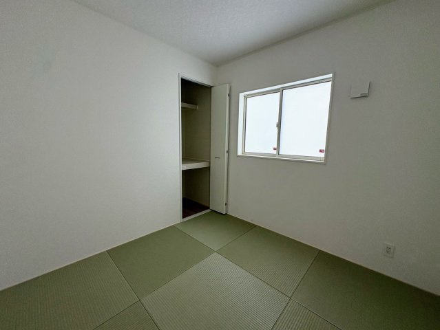 クレイドルガーデン糸満市宇江城 第2・3号棟の和室|生活に和の趣をもたらす畳の部屋4.5帖・押入れ収納付き