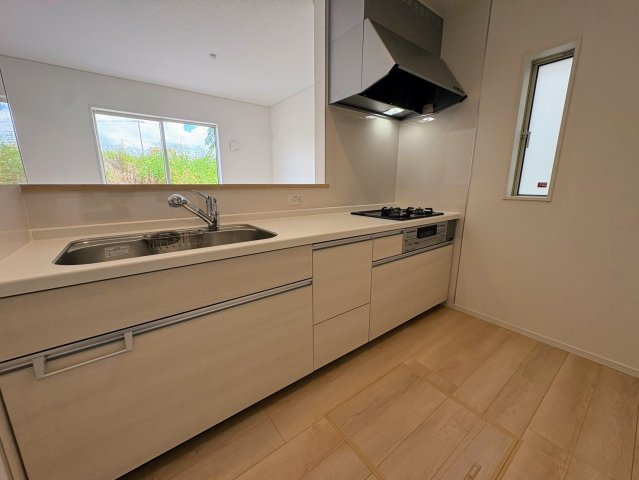 クレイドルガーデン糸満市宇江城 第2・3号棟のキッチン|会話の弾む対面式のシステムキッチン・換気窓＆床下収納付き