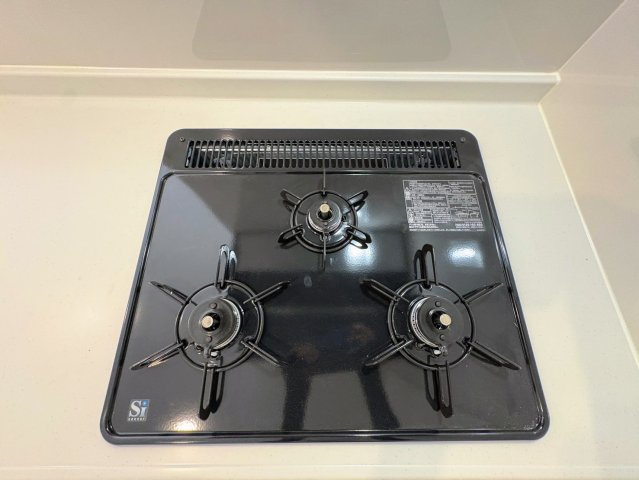 クレイドルガーデン糸満市宇江城 第2・3号棟のキッチン|ガスコンロ３口