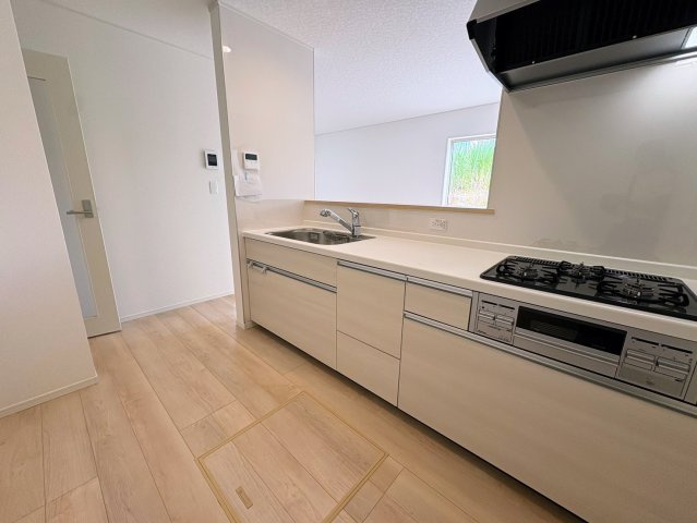 クレイドルガーデン糸満市宇江城 第2・3号棟のキッチン|奥行があり家事がしやすい対面式のキッチン