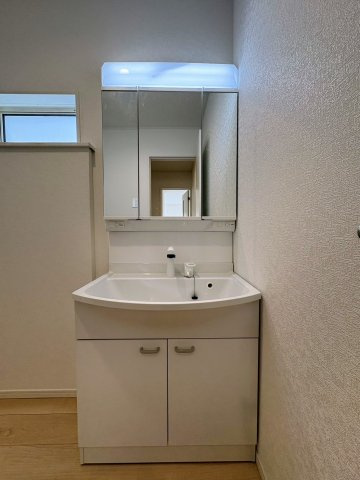 クレイドルガーデン糸満市宇江城 第2・3号棟の独立洗面台|シャワー付き洗面化粧台＆洗濯機置場・換気窓付き