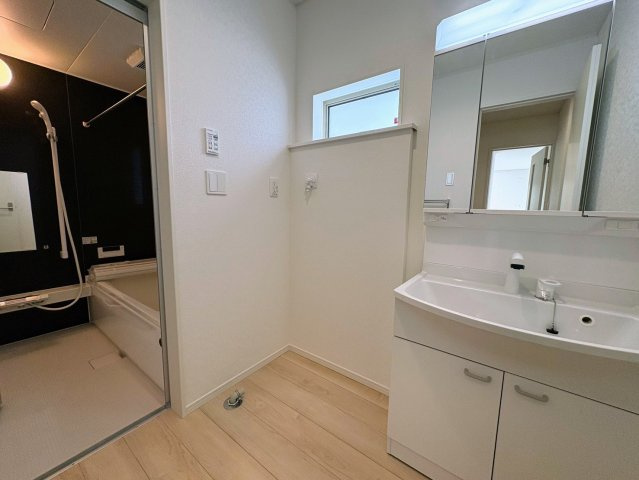 クレイドルガーデン糸満市宇江城 第2・3号棟の独立洗面台|洗面化粧台＆洗濯機置場から浴室への動線