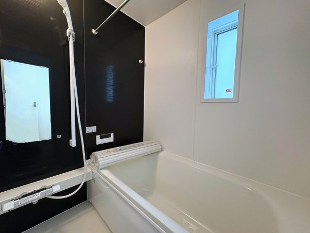 クレイドルガーデン糸満市宇江城 第2・3号棟の浴室|浴室乾燥機付きユニットバス／換気窓＆鏡＆物干し竿付き