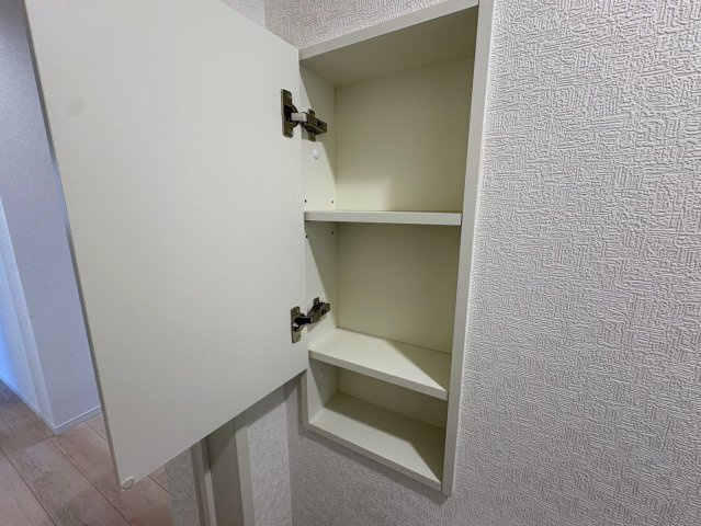 クレイドルガーデン糸満市宇江城 第2・3号棟のトイレ|１階トイレに設置された便利な収納棚