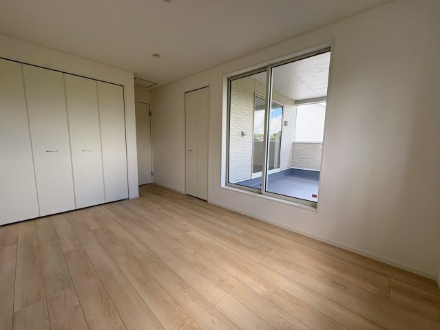 クレイドルガーデン糸満市宇江城 第2・3号棟の洋室|二面採光の２階主寝室7.2帖・バルコニー出入口付き